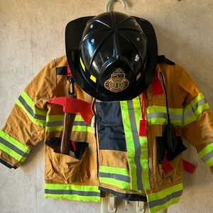Boys fireman costume size 5/6 . Comes with whistle , hat and ax